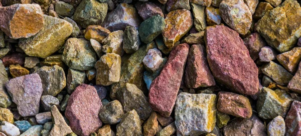 Makro-Nahaufnahme von Kiessteinen in verschiedenen Farben, Hintergrund mit Felsmuster — Stockfoto