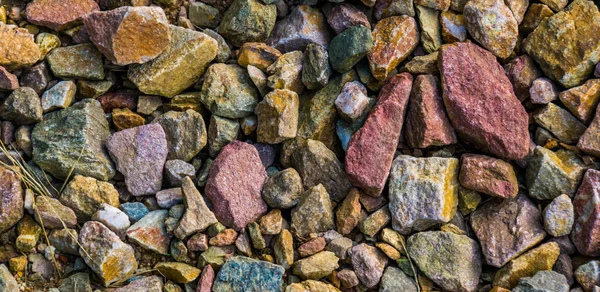 Grus stenar i olika färger i närbild, sten mönster bakgrund — Stockfoto