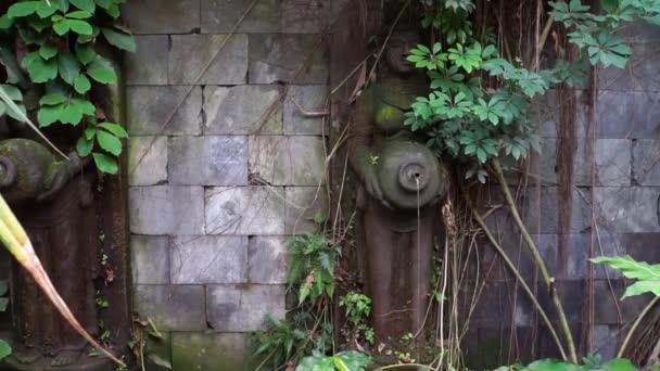 Escultura Espiritual Femenina Sosteniendo Jarrón Con Agua Corriente Hermosa Fuente — Vídeos de Stock