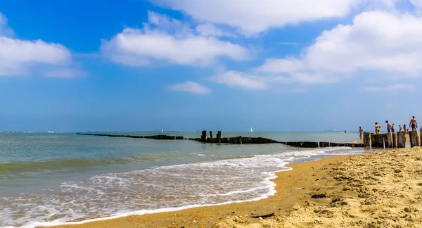 Breskens, Zeeland, Hollanda sahillerinde dalga kırıcılarla güzel bir okyanus manzarası.