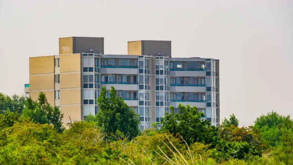 Flatgebouw Met Bomen Nederlandse Architectuur Van Breskens Zeeland Nederland — Stockfoto