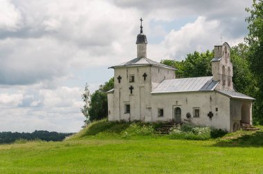 Yaz aylarında yeşil tepe üzerinde eski ortaçağ Ortodoks Kilisesi.