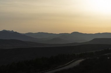 arka plan Kırım tepeleri üzerinde dağ yolu