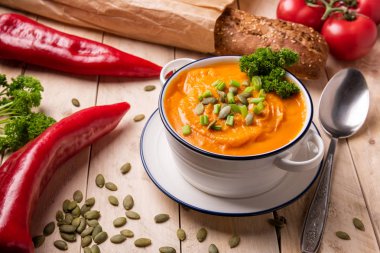 Vegitable ve ekmek ile kabak püresi çorbası