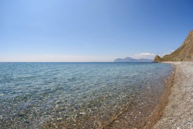 çakıl plaj, kristal berraklığında deniz suyu