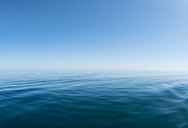 Dalgalı mavi deniz ve berrak mavi gökyüzü