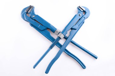 Ayarlanabilir boru anahtarı, pense, somun anahtarı veya beyaz arka plan üzerinde izole sıhhi tesisat aracı.