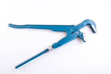 Ayarlanabilir boru anahtarı, pense, somun anahtarı veya beyaz arka plan üzerinde izole sıhhi tesisat aracı.