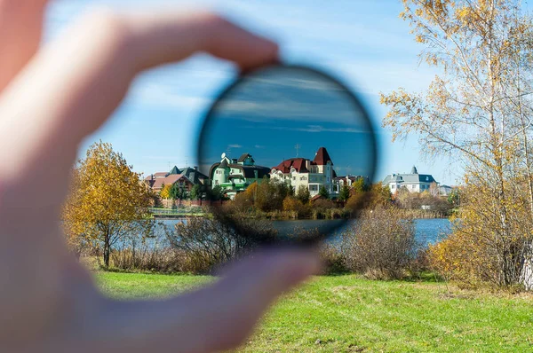 Поляризационный фильтр для объектива камеры в фотографии — стоковое фото