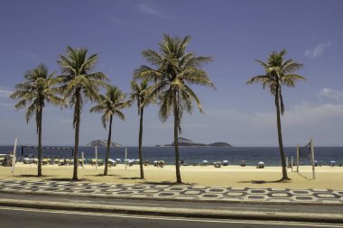 Mavi gökyüzü ve Rio de Janeiro Brezilya Ipanema Plajı avucunda