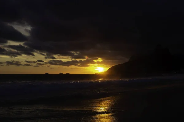 Akşam güneşi Ipanema Plajı Rio de Janeiro Brezilya üzerinden