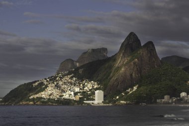 Dağın eteklerinde Favela