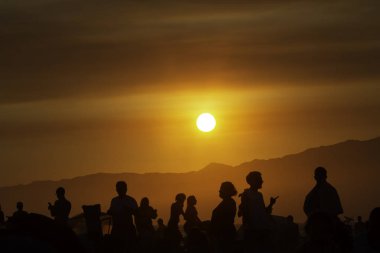 California Santa Monica'da üzerinde gün batımını izlemek insanlar