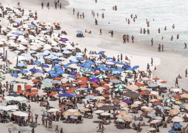 Rio de Janeiro Brezilya kalabalık Ipanema plajda şemsiye