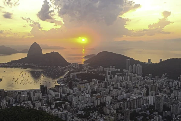 Sunrise Sugar Loaf ve Botafogo Bay Rio de Janeiro Brezilya