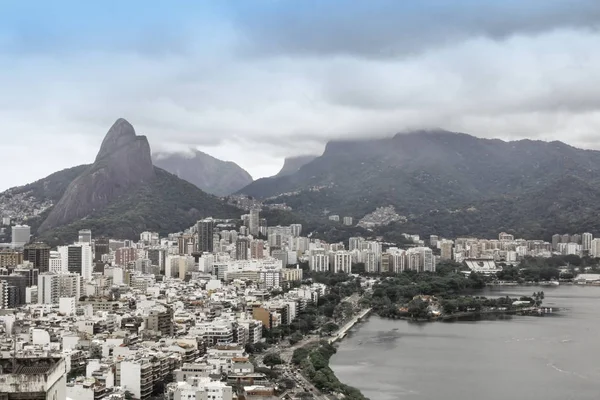 Rio de Janeiro Brezilya arka planda dağda ile Leblon görmek
