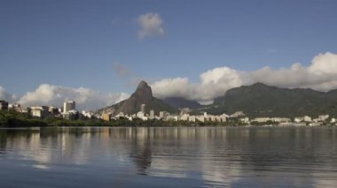 Zaman atlamalı Rio de Janeiro ve Lagoa onun yansıması