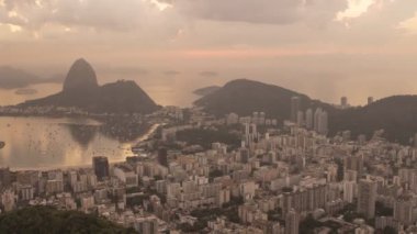 Botafogo Körfezi ve Rio de Janeiro Brezilya Sugar Loaf gündoğumu zaman atlamalı