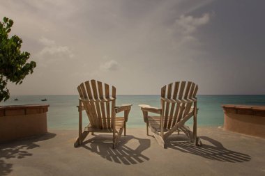 Sahilde iki sandalye