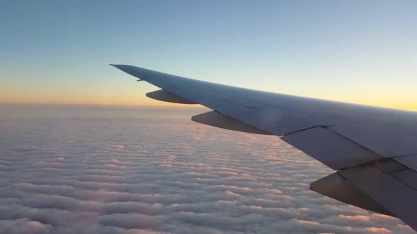 Jet commercial survolant les nuages 