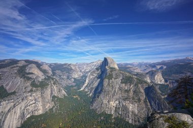Panoramik dağ aralığının ortasındaki yarım kubbe ile Yosemite Milli Parkı '