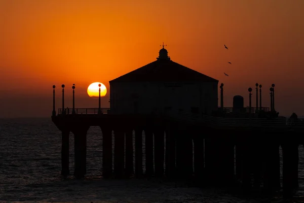 カリフォルニア州マンハッタン ビーチの西海岸埠頭を渡るすばらしい夕日 — ストック写真