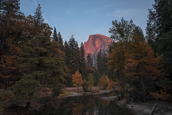 Blutrote Halbkuppel Während Des Sonnenuntergangs Yosemite Nationalpark Kalifornien — Stockfoto