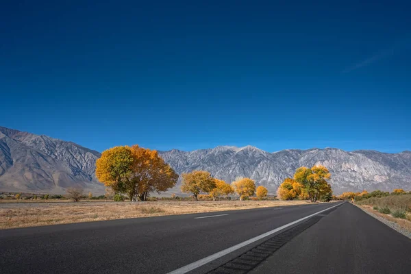 Leere Straße Kalifornien Mit Herbstbäumen Und Bergkette Hintergrund — Stockfoto