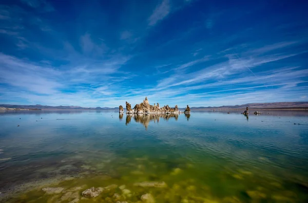 Jezioro Mono Tufu Wieża Odbicie Wodzie Kalifornii — Zdjęcie stockowe