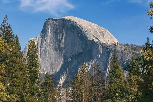 Yosemite Milli Parkı, Kaliforniya'da bir güneş ışığı altında anıtsal Half Dome
