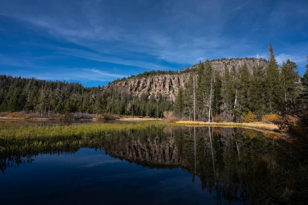 マンモス レイク カリフォルニア州で水山反射 — ストック写真