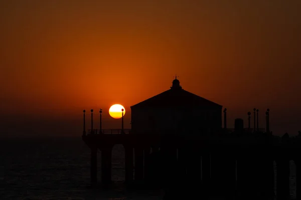 美しい日没時にカリフォルニア州マンハッタンビーチ埠頭のシルエット — ストック写真