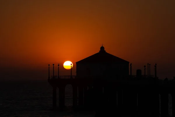 Silueta Del Muelle Playa Manhattan Durante Hermoso Atardecer California —  Fotos de Stock