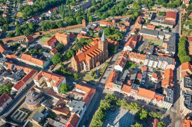 Avrupa'da küçük bir kasabada bir Gotik kilisenin havadan görünümü