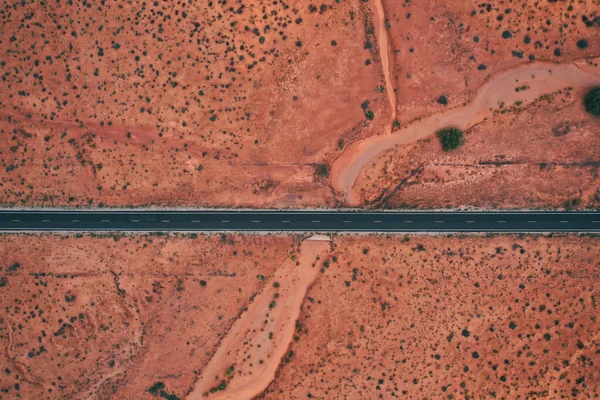 Вид с воздуха на одинокую дорогу в пустыне Аризоны — стоковое фото