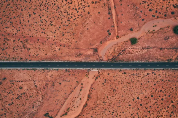 Arizona çölünde yalnız bir yolun havadan görünümü