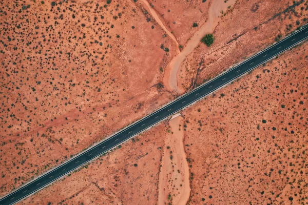 Vue aérienne d'une autoroute droite au milieu de l'Arizona d — Photo