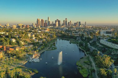 Altın sırasında Echo Park ve Şehir Los Angeles havadan görünümü 