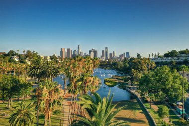 Altın saatte Echo Park'tan Los Angeles'ın havadan görünümü