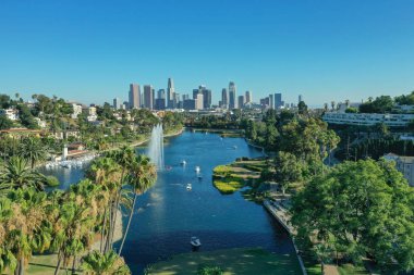 Los Angeles Kaliforniya'daki Echo Park'ta gölün havadan görünümü