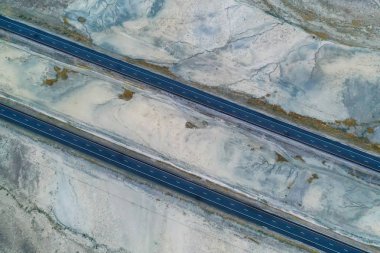 İki şeritli otoyolların drone görünümü