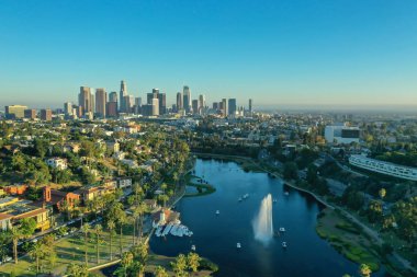 Arka planda Los Angeles şehir merkezi ile Echo Park
