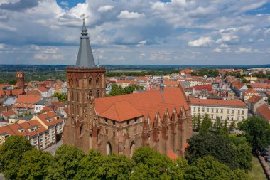 Avrupa'da küçük bir ortaçağ kasabasında Gotik Katedrali