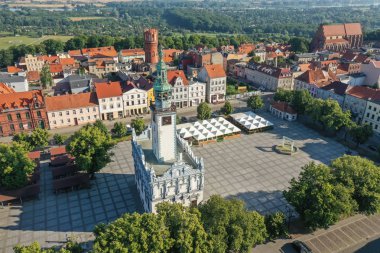 Avrupa'da şehir meydanının ortasında Town Hall