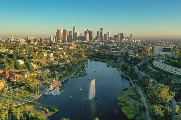 Altın sırasında Echo Park ve Şehir Los Angeles havadan görünümü 