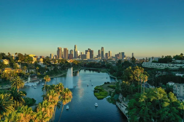 Gün batımında Echo Park'tan Los Angeles'ın muhteşem havadan görünümü