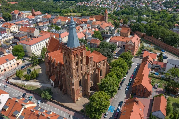 Polonya'da küçük, ortaçağ kasabasında Güzel Kilisesi
