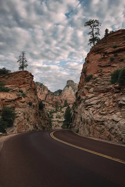 Поворотная дорога в национальном парке Зайон в штате Юта — стоковое фото
