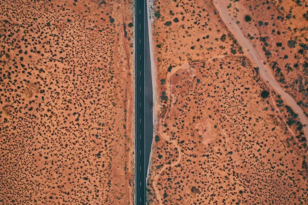 Вид беспилотника на одинокую дорогу в пустыне Аризоны — стоковое фото