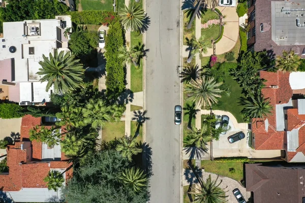Beverly Hills, Kaliforniya'da bir caddenin Drone görünümü